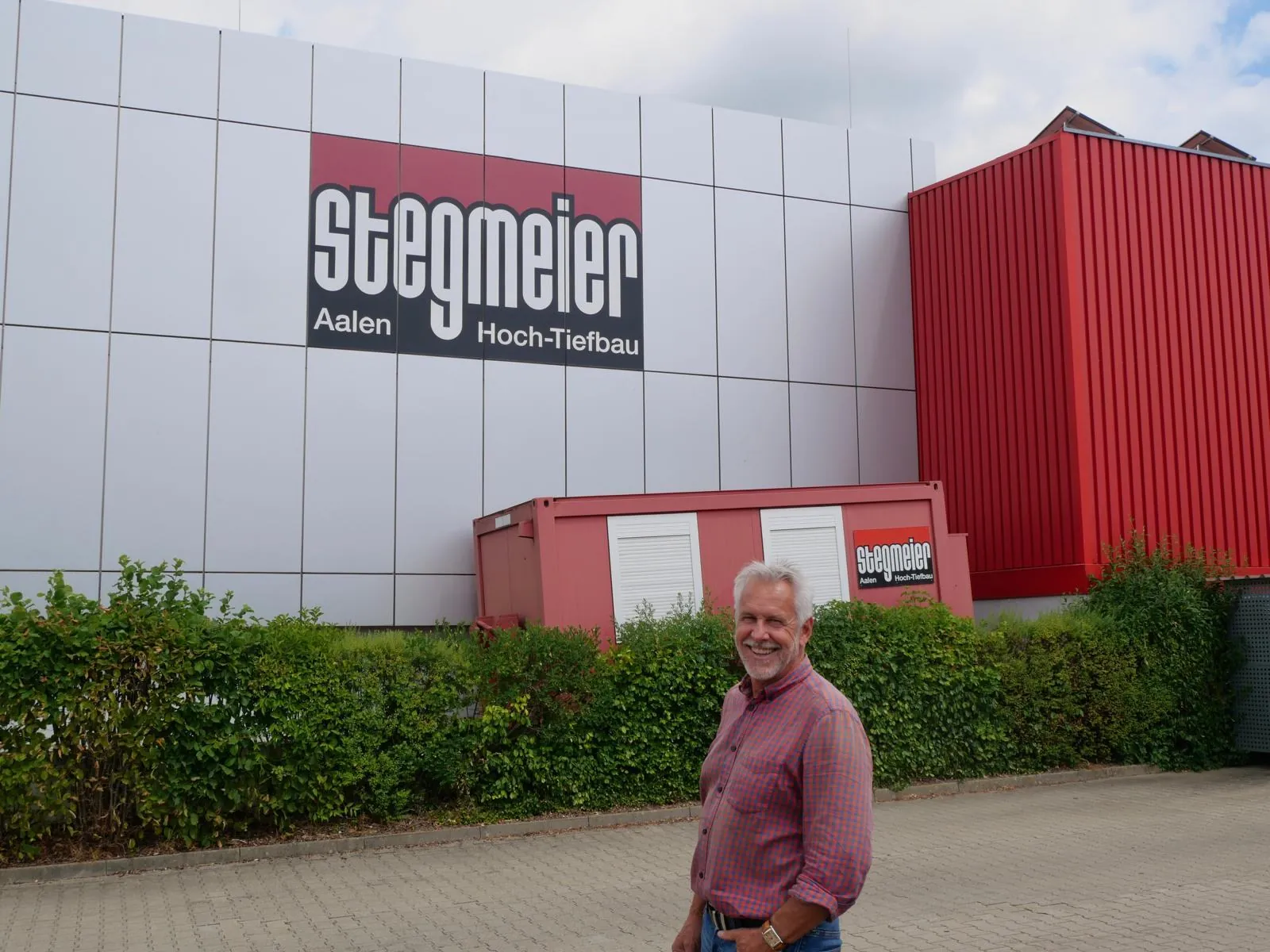 Firmengebäude von Stegmeier mit großem Logo an der Fassade