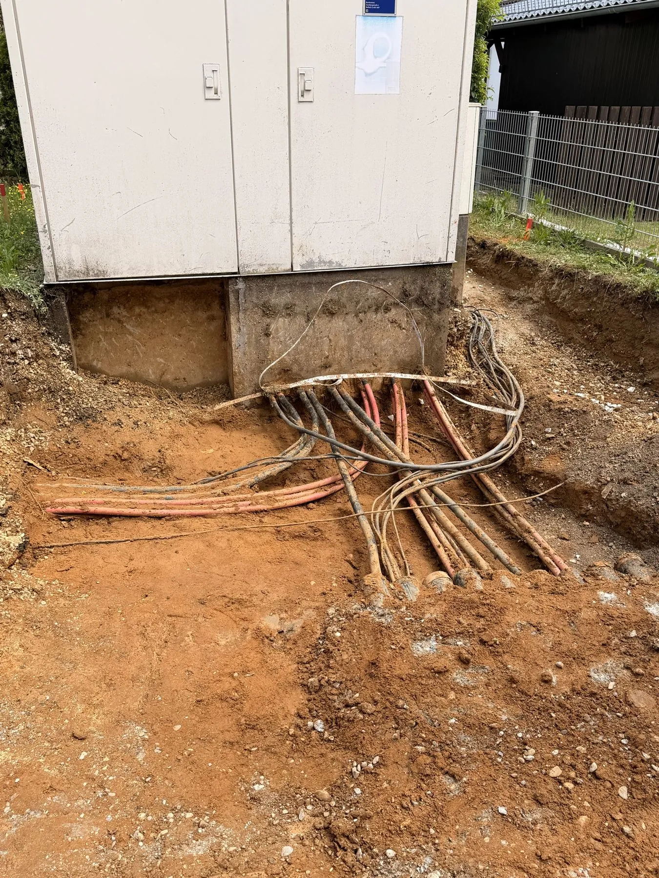 Kabel und Leerrohre am freigelegten Verteilerschrank