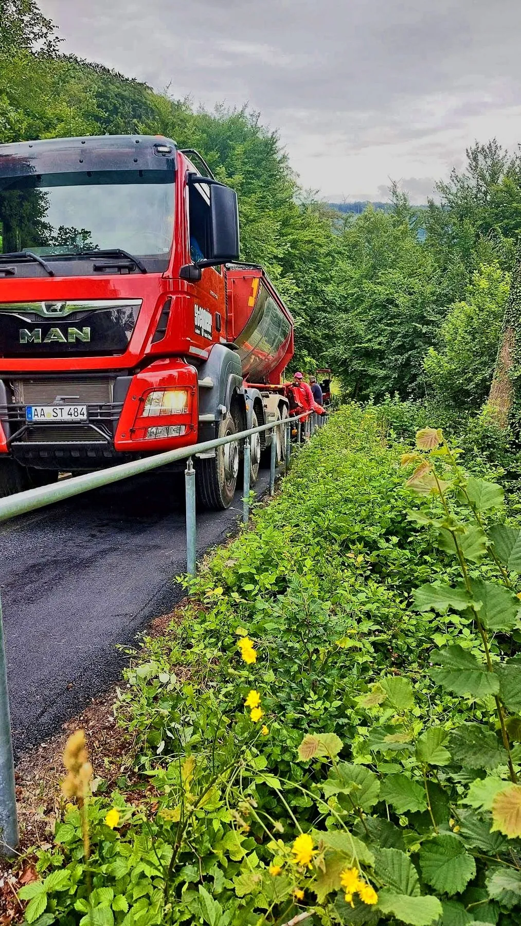 Stegmeier-Lkw mit Asphalt auf einem schmalen Weg am Hang