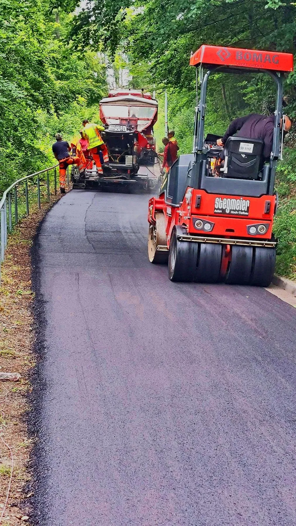 Stegmeier-Walze verdichtet den frischen Asphalt hinter dem Fertiger
