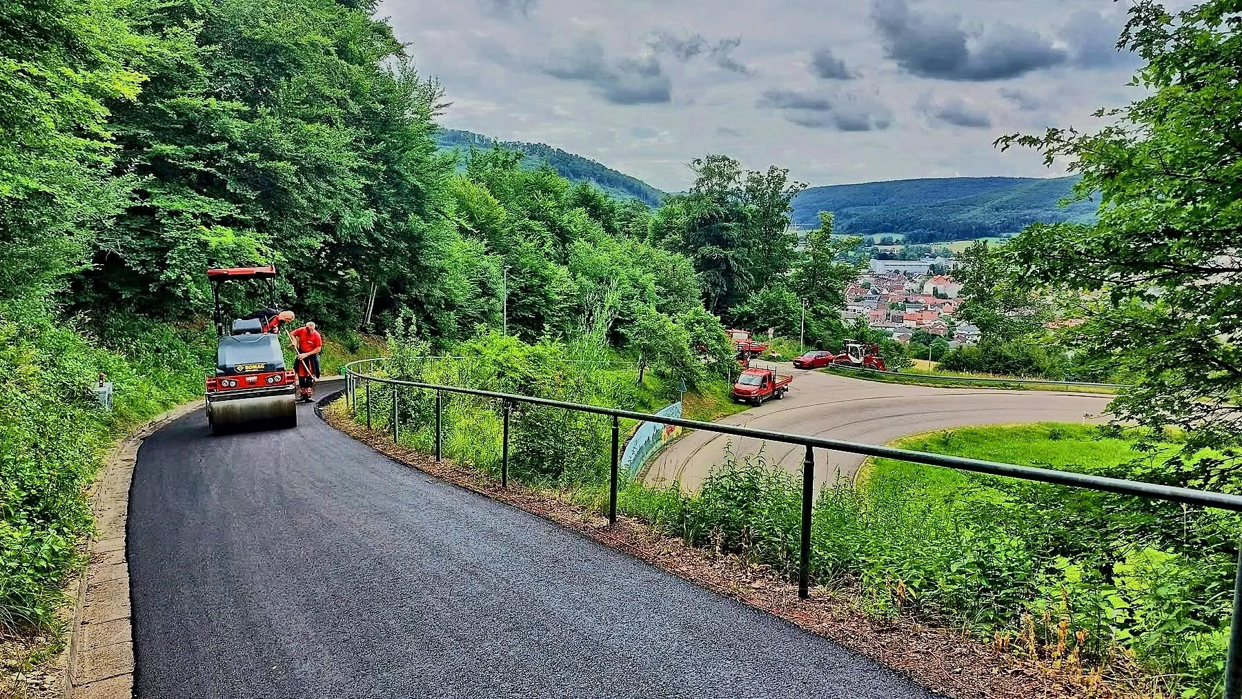 Fertiger Weg mit Walze und Blick ins Tal