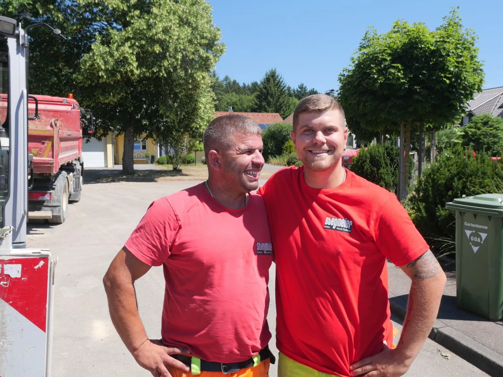 Zwei Kollegen lachen auf der Baustelle