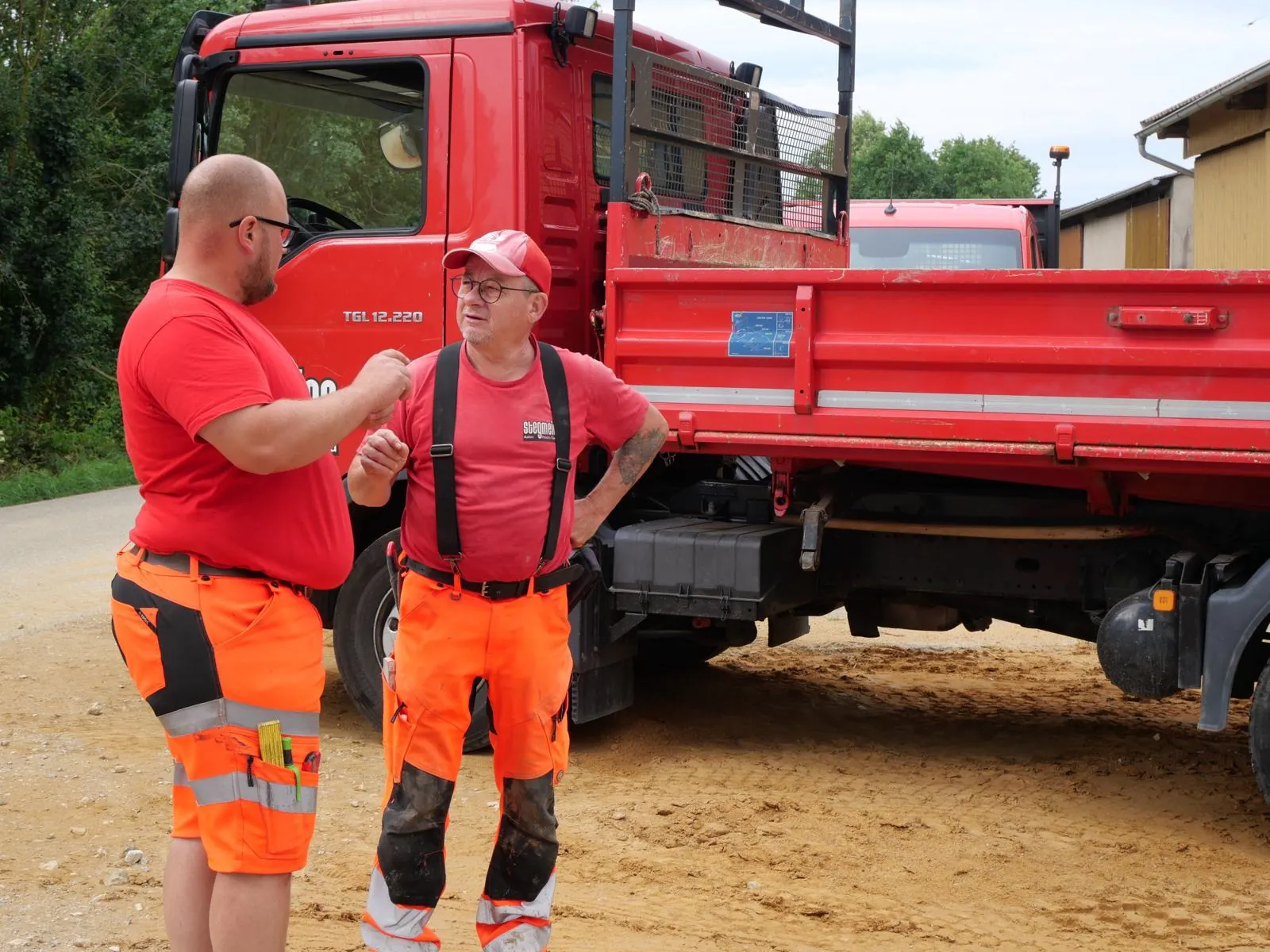Zwei Kollegen im Gespräch vor dem Lkw
